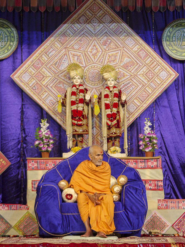 Param Pujya Mahant Swami during the evening satsang assembly, 10 Oct 2016