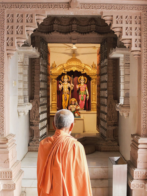 Param Pujya Mahant Swami engrossed in darshan, 10 Oct 2016