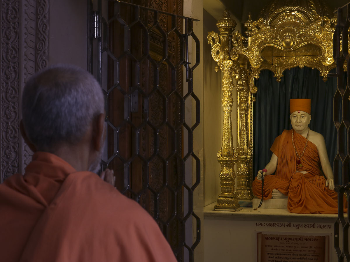Param Pujya Mahant Swami engrossed in darshan of Brahmaswarup Pramukh Swami Maharaj, 11 Oct 2016