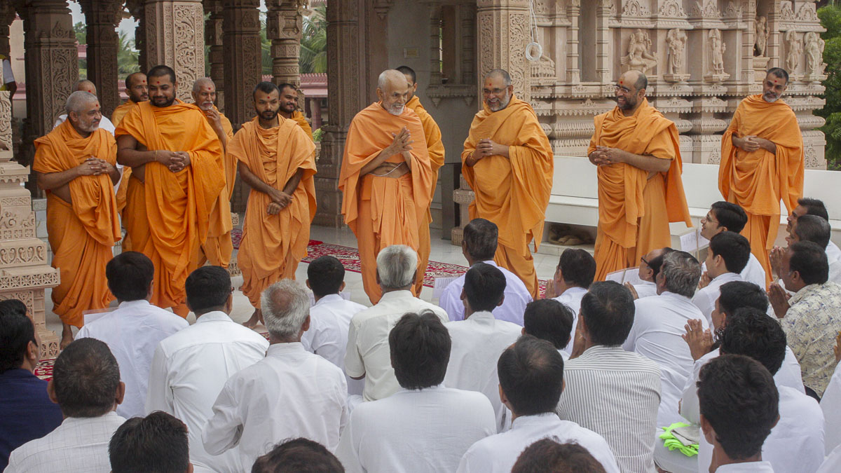 Param Pujya Mahant Swami greets devotees with 'Jai Swaminarayan', 11 Oct 2016