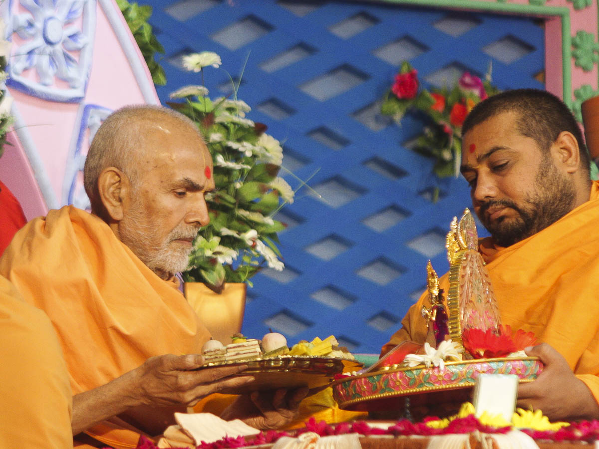 Param Pujya Mahant Swami offers thal to Thakorji in the morning puja, 11 Oct 2016
