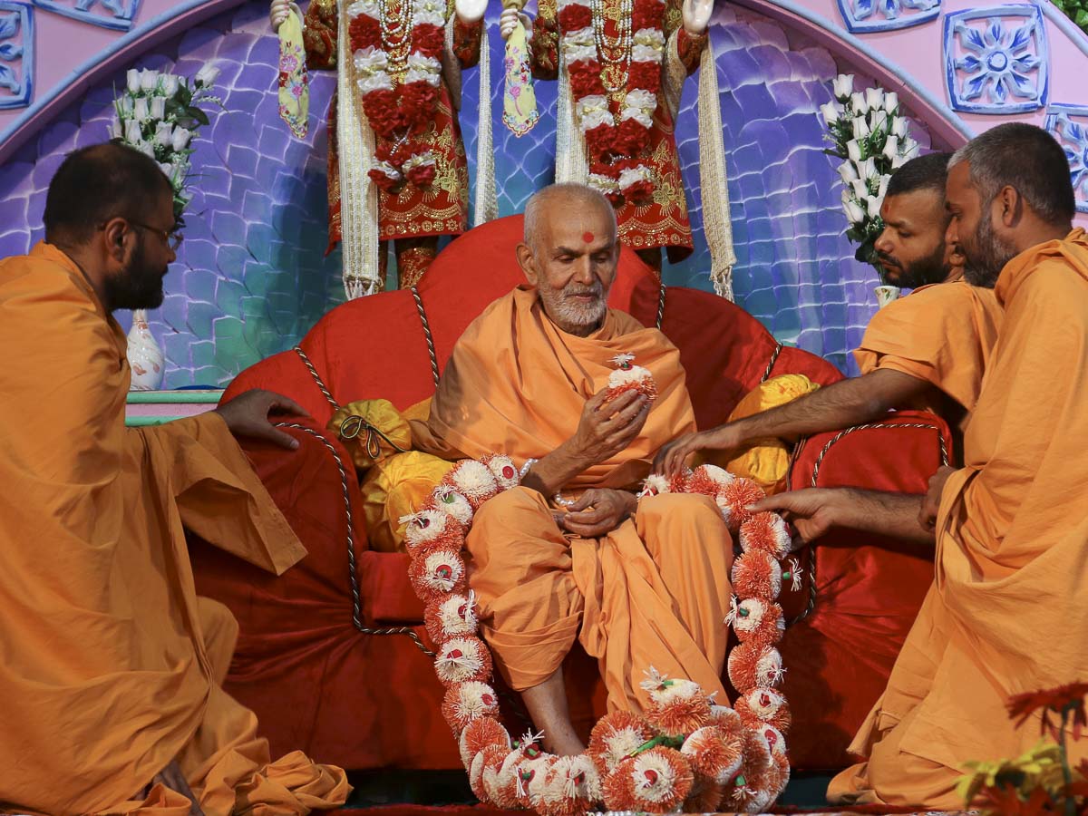 Sadhus honor Param Pujya Mahant Swami with a garland, 11 Oct 2016