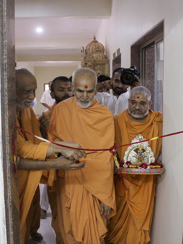 Param Pujya Mahant Swami inaugurates the new offices, 11 Oct 2016