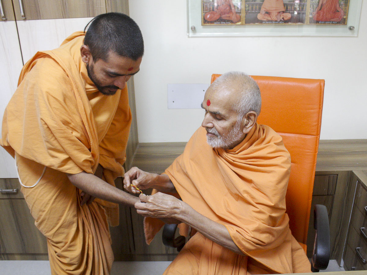 Param Pujya Mahant Swami ties nadachhadi to Yogvijay Swami, 11 Oct 2016