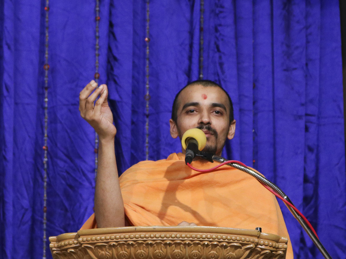 Hariprakash Swami addresses the evening satsang assembly, 11 Oct 2016