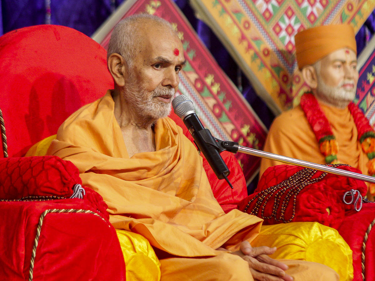 Param Pujya Mahant Swami blesses the evening satsang assembly, 11 Oct 2016