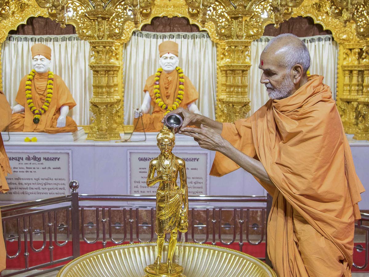 Param Pujya Mahant Swami performs abhishek of Shri Nilkanth Varni