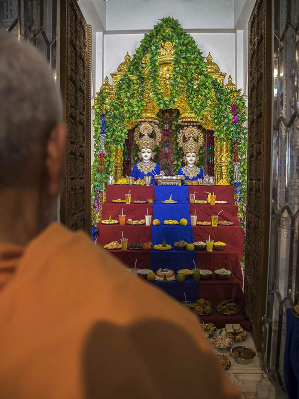 Param Pujya Mahant Swami engrossed in darshan of Thakorji