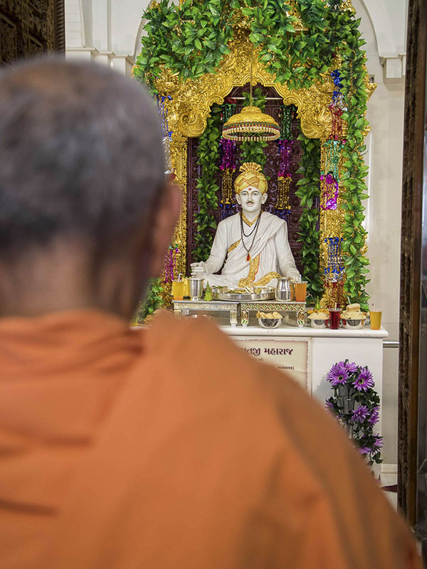 Param Pujya Mahant Swami engrossed in darshan of Brahmaswarup Bhagatji Maharaj