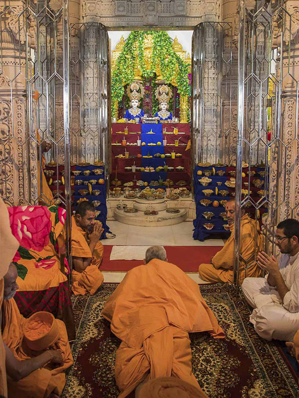 Param Pujya Mahant Swami performs dandvats