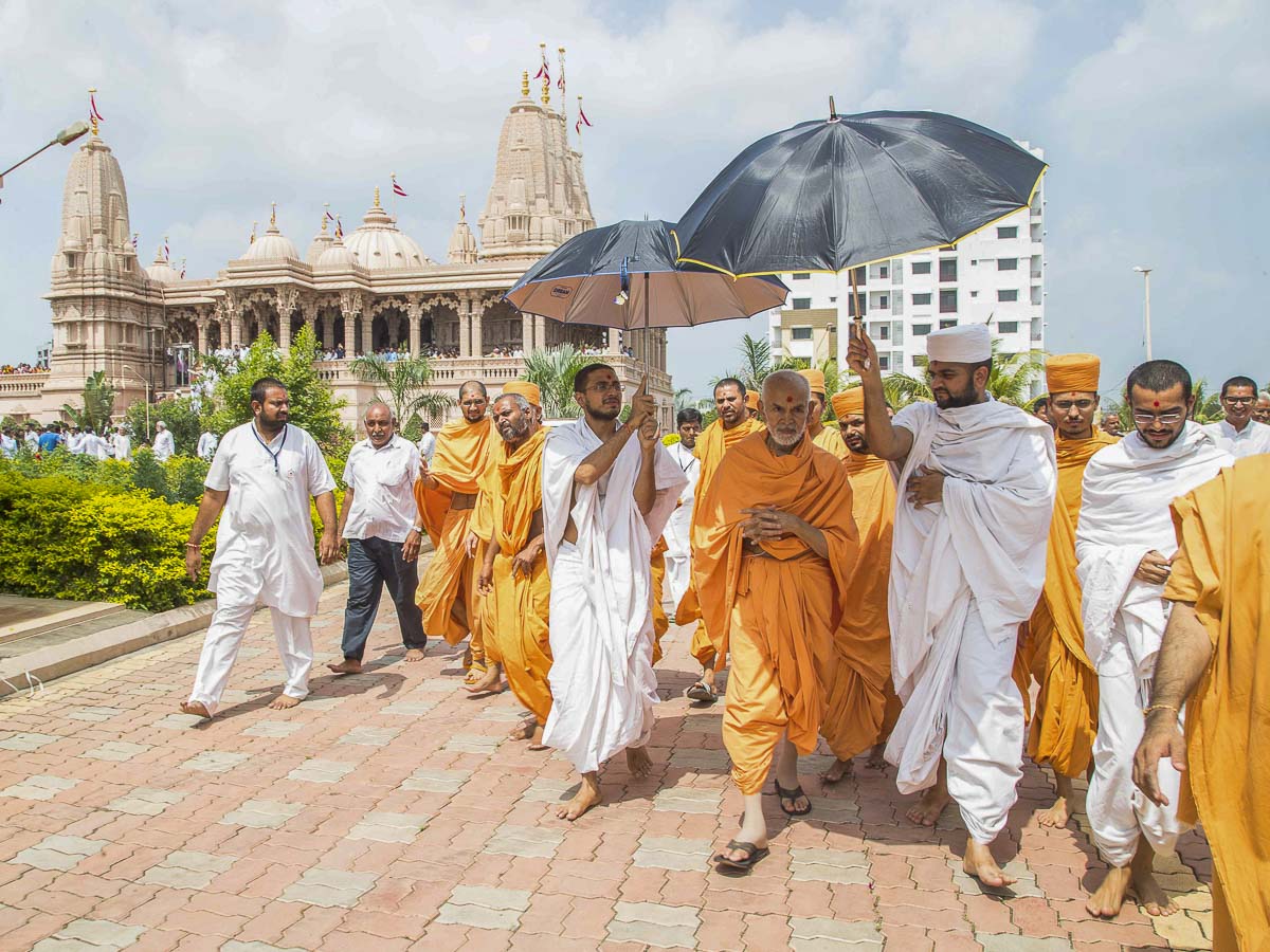 Param Pujya Mahant Swami in the mandir grounds