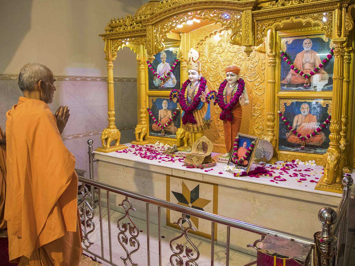 Param Pujya Mahant Swami engrossed in darshan of Thakorji at Brahmaswarup Bhagatji Maharaj's birth place