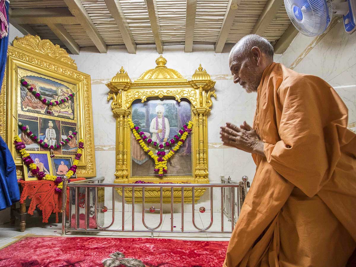 Param Pujya Mahant Swami engrossed in darshan at Brahmaswarup Bhagatji Maharaj's birth place