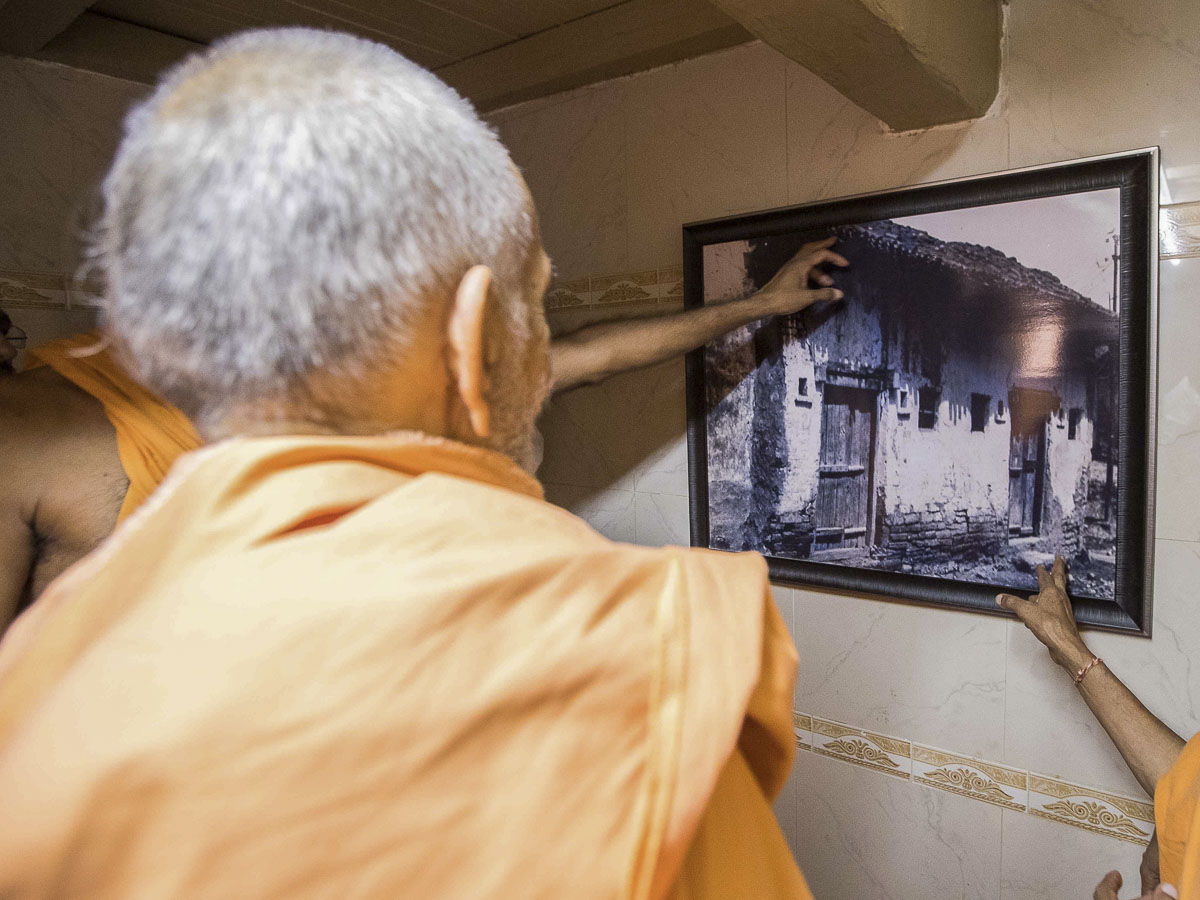 Param Pujya Mahant Swami observes a photo