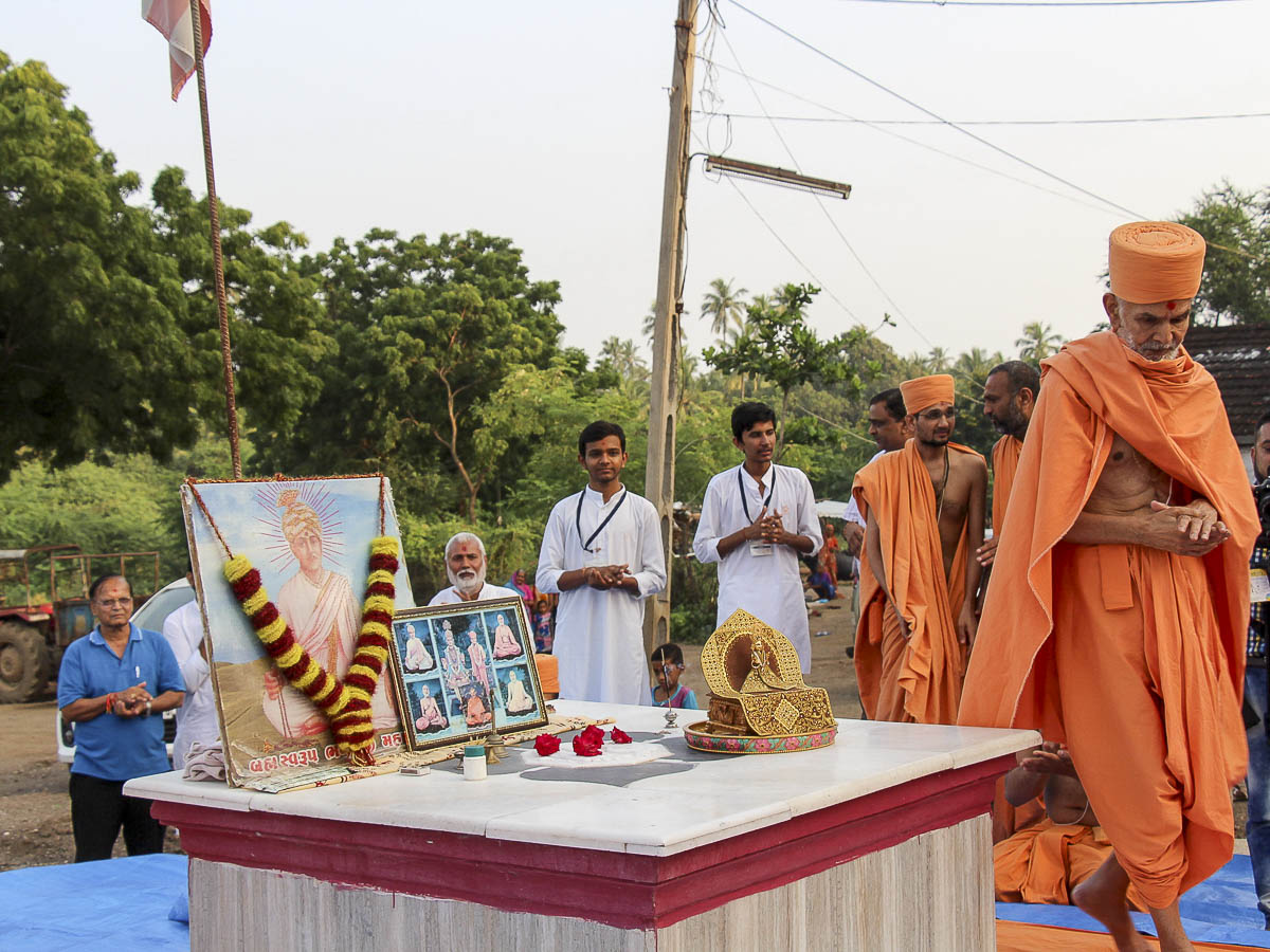 Param Pujya Mahant Swami performs pradakshina at Brahmaswarup Bhagatji Maharaj's samadhi sthan