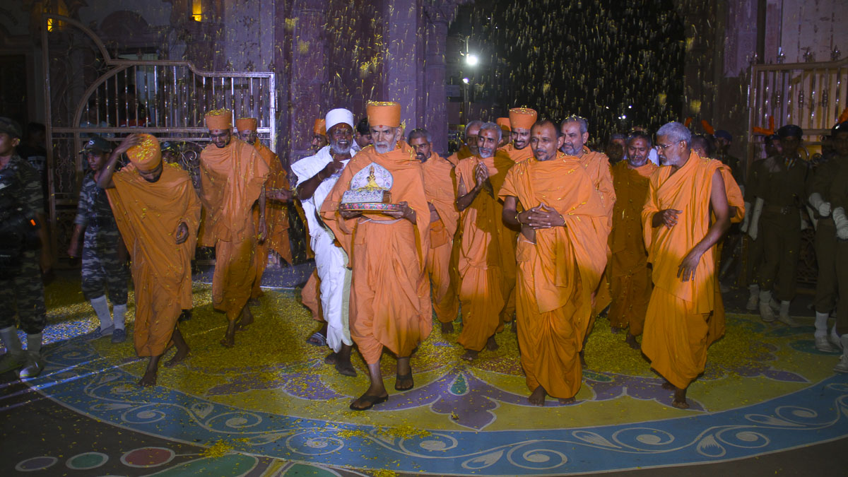 Param Pujya Mahant Swami arrives at BAPS Shri Swaminarayan Mandir,  Gondal, 12 Oct 2016