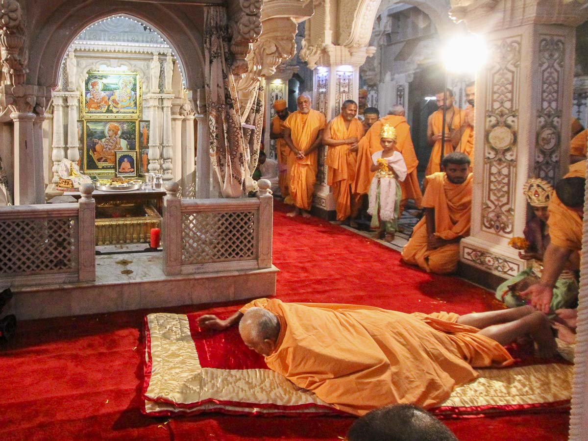 Param Pujya Mahant Swami performs dandvats in the Akshar Deri, 12 Oct 2016