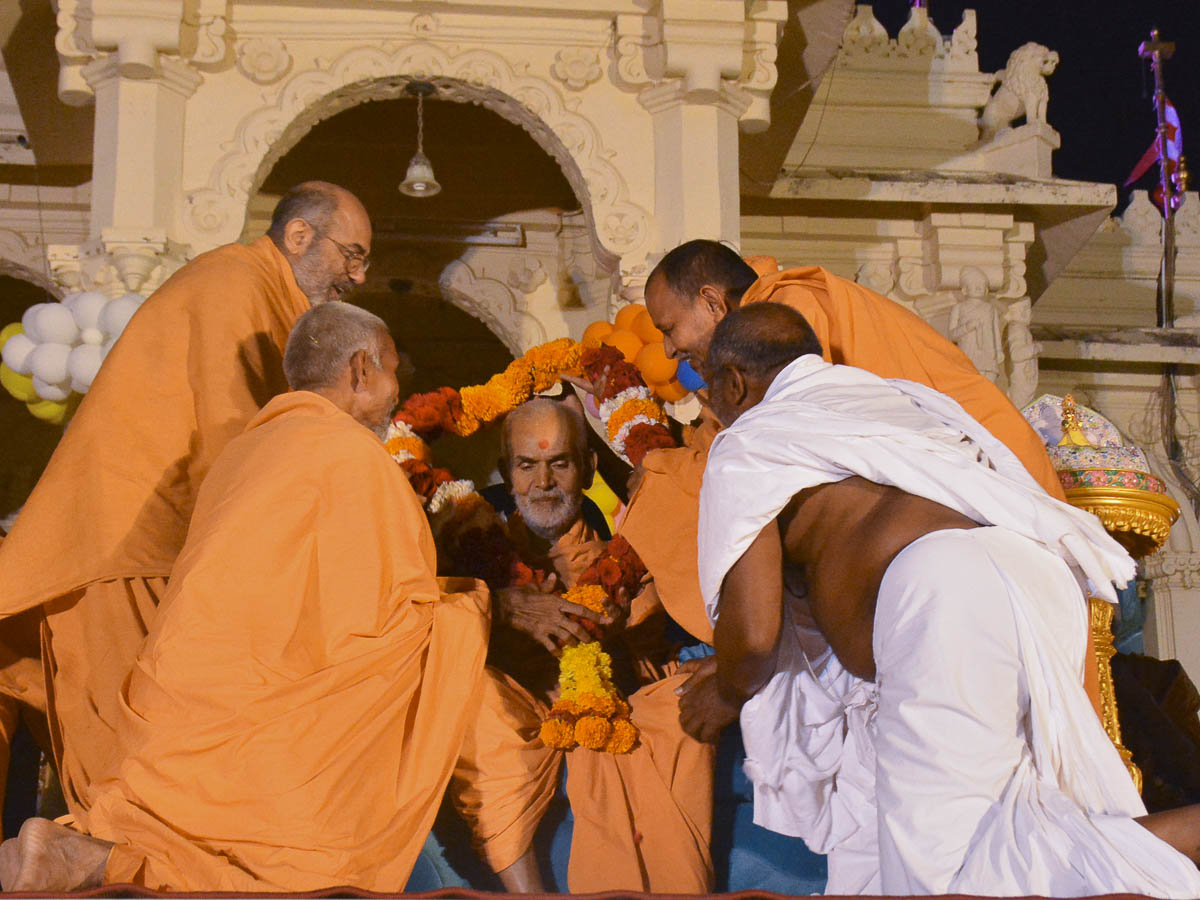 Sadhus honor Param Pujya Mahant Swami with a garland, 12 Oct 2016