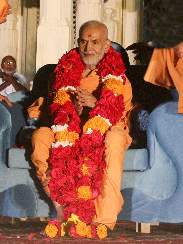 Param Pujya Mahant Swami honored with a garland, 12 Oct 2016