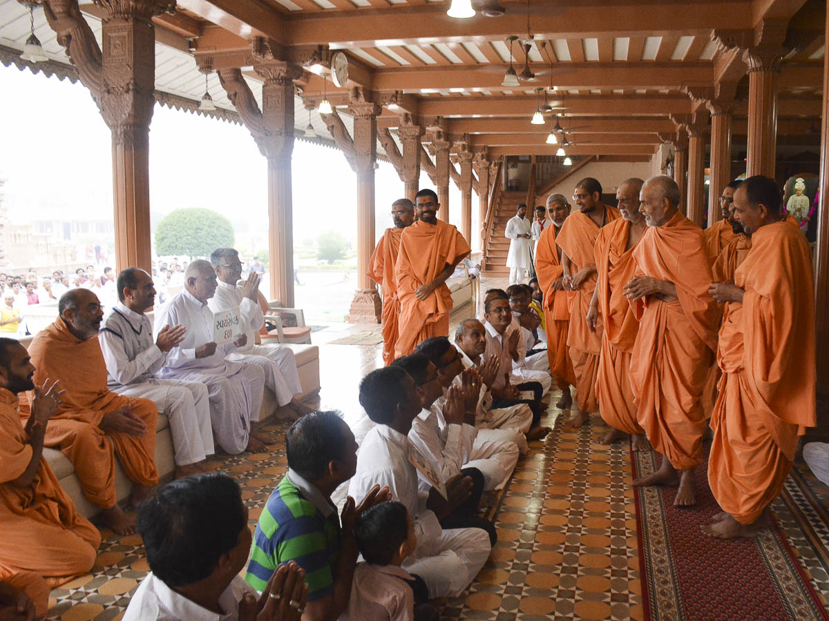 Devotees doing darshan of Param Pujya Mahant Swami, 13 Oct 2016