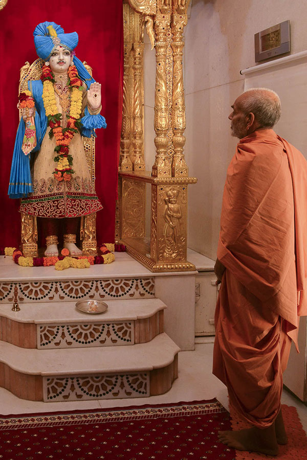 Param Pujya Mahant Swami engrossed in darshan of Shri Ghanshyam Maharaj, 13 Oct 2016