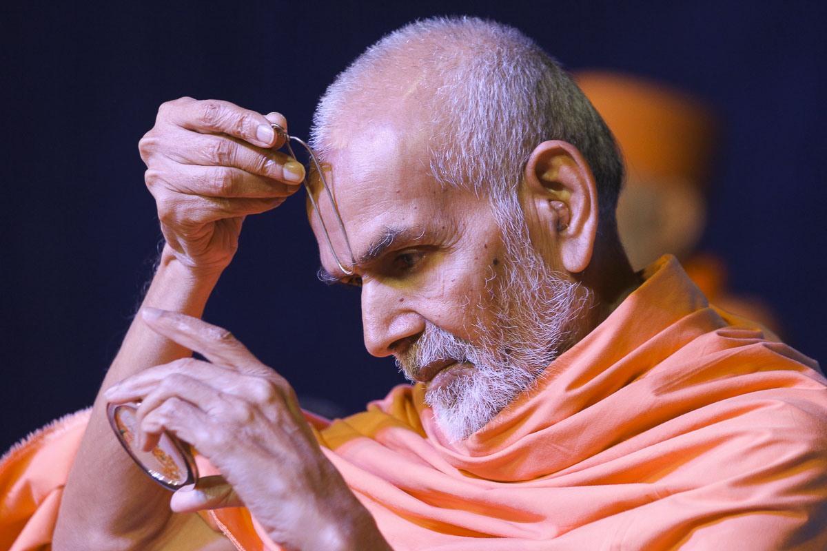 Param Pujya Mahant Swami performs his morning puja, 13 Oct 2016