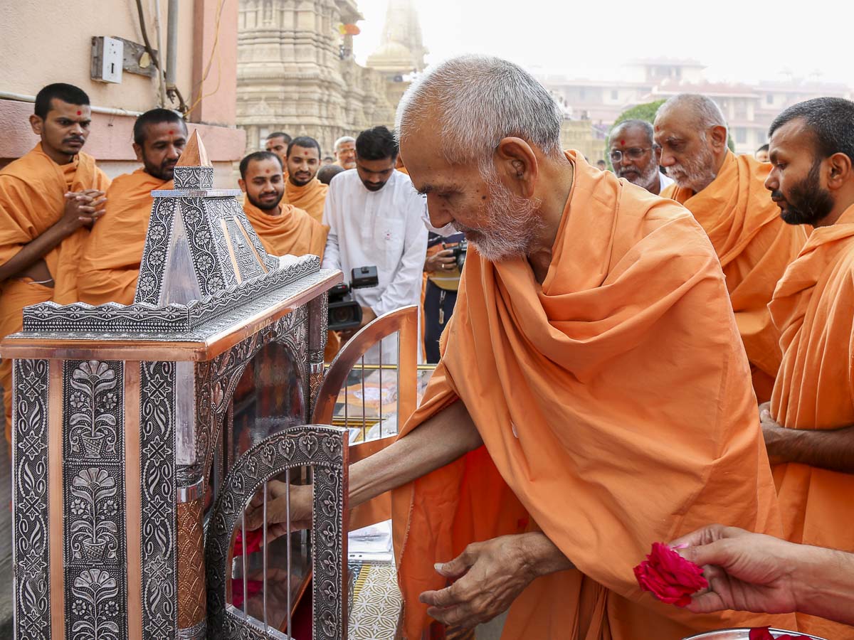 Param Pujya Mahant Swami sanctifies a ghar mandir, 13 Oct 2016