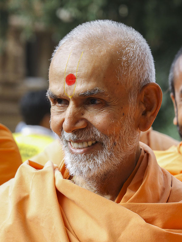 Param Pujya Mahant Swami in a divine, jovial mood, 13 Oct 2016