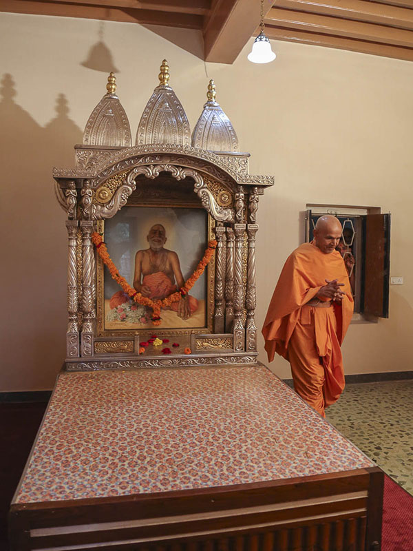 Param Pujya Mahant Swami performs pradakshina in Brahmaswarup Yogiji Maharaj's room, 16 Oct 2016
