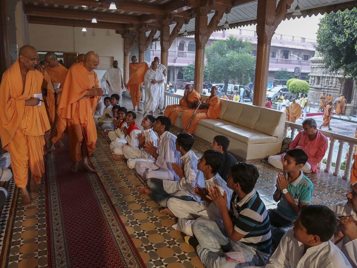 Children doing darshan of Param Pujya Mahant Swami, 16 Oct 2016