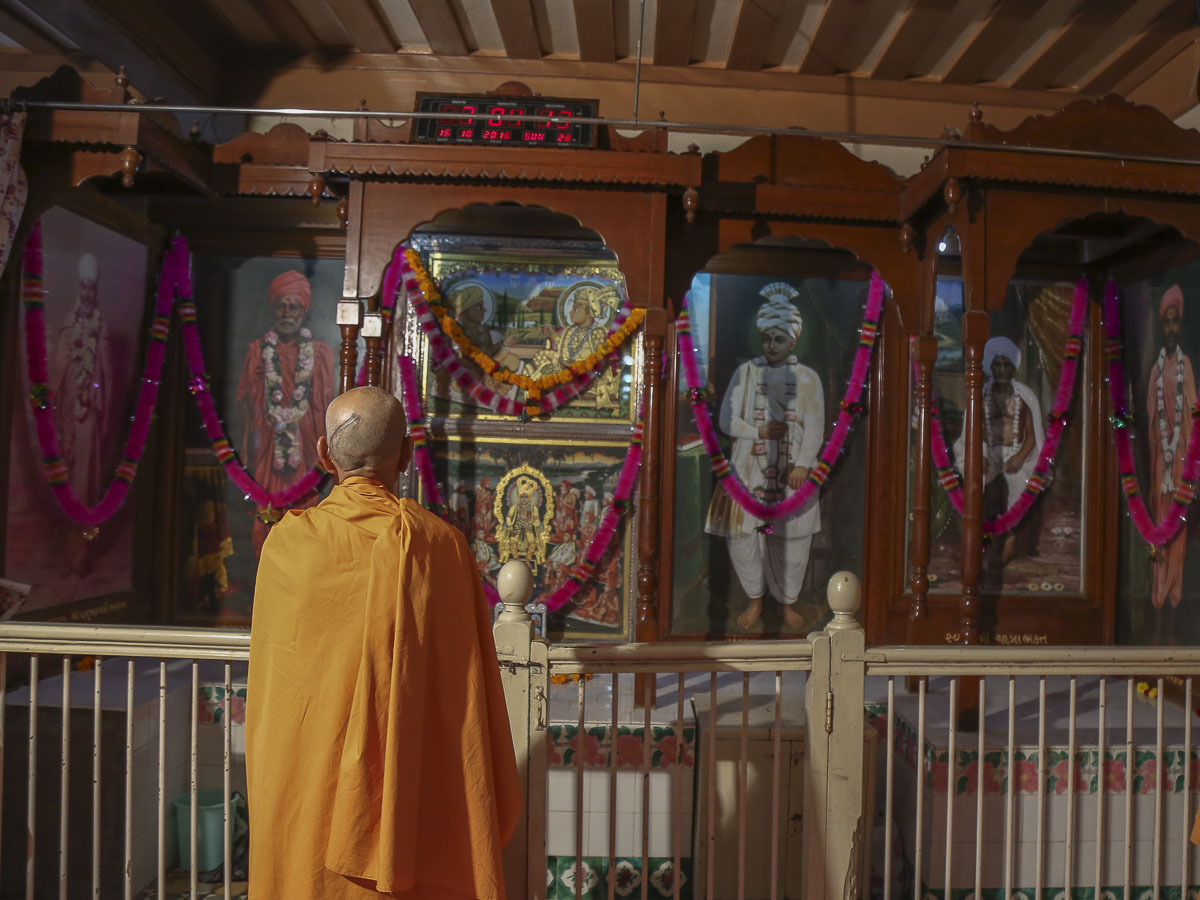 Param Pujya Mahant Swami engrossed in darshan, 16 Oct 2016