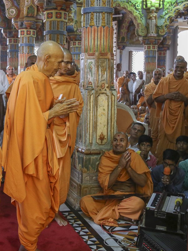 Param Pujya Mahant Swami greets all with 'Jai Swaminarayan', 16 Oct 2016