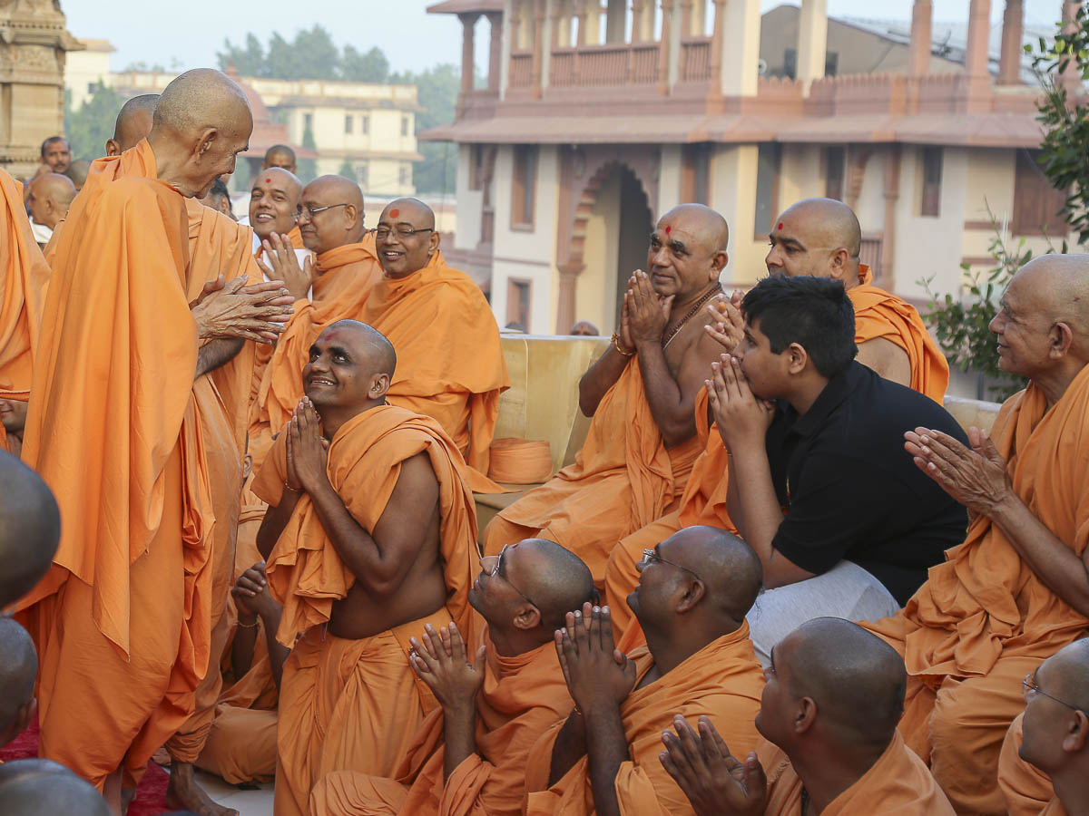 Param Pujya Mahant Swami converses with sadhus in the mandir pradakshina, 16 Oct 2016