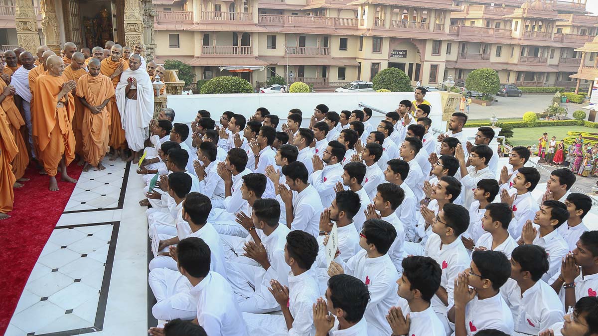 Param Pujya Mahant Swami greets youths with 'Jai Swaminarayan', 16 Oct 2016