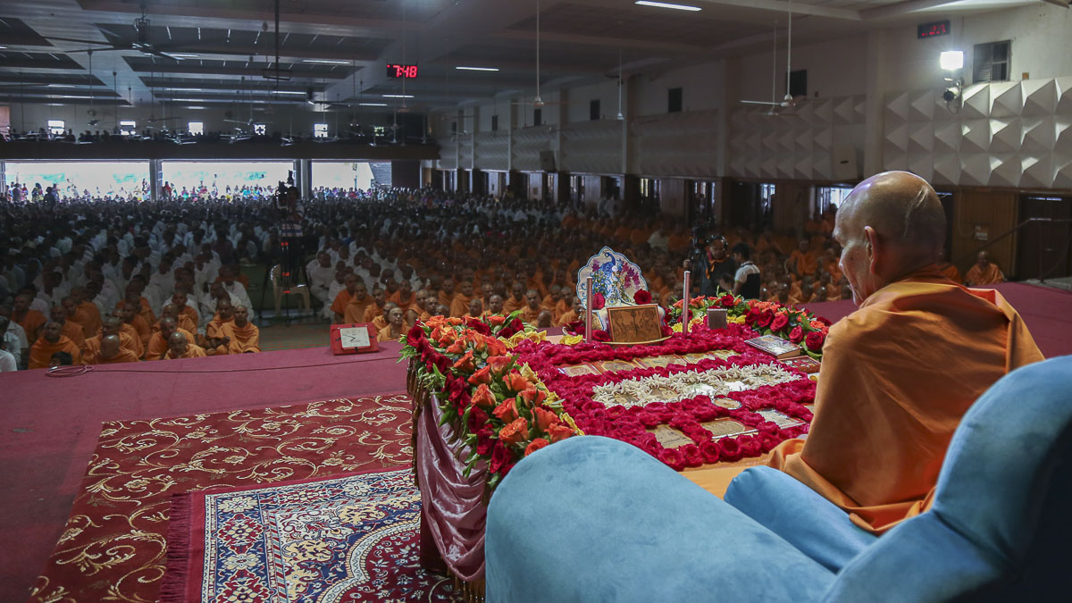 Param Pujya Mahant Swami performs his morning puja, 16 Oct 2016