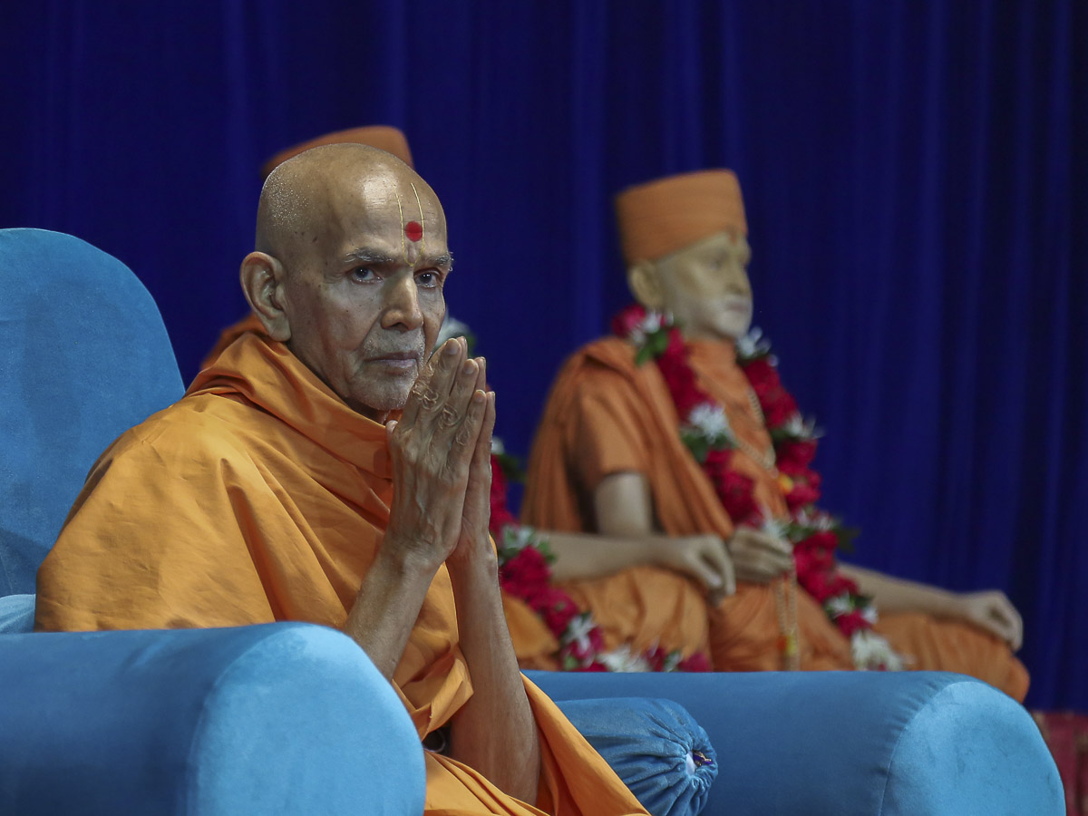 Param Pujya Mahant Swami greets devotees with 'Jai Swaminarayan', 16 Oct 2016