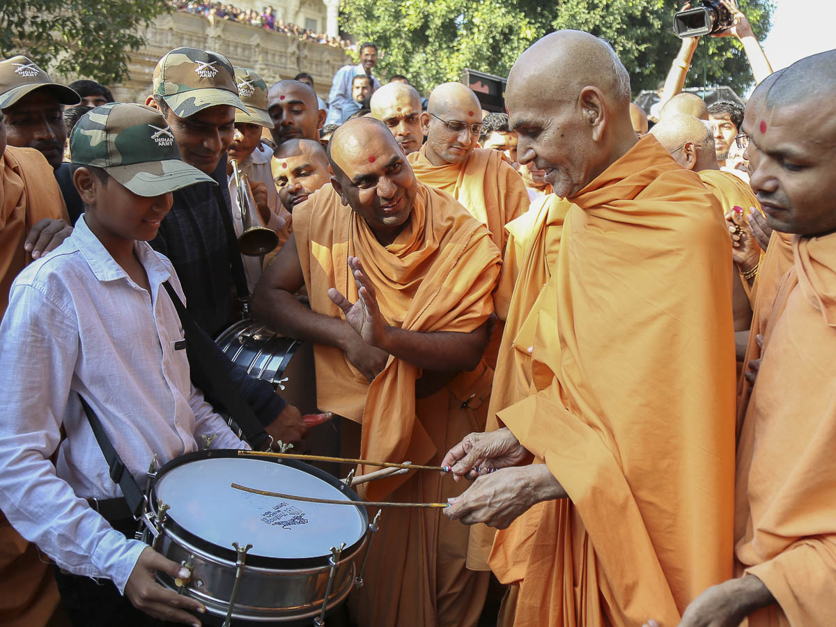 Param Pujya Mahant Swami plays the drum, 16 Oct 2016