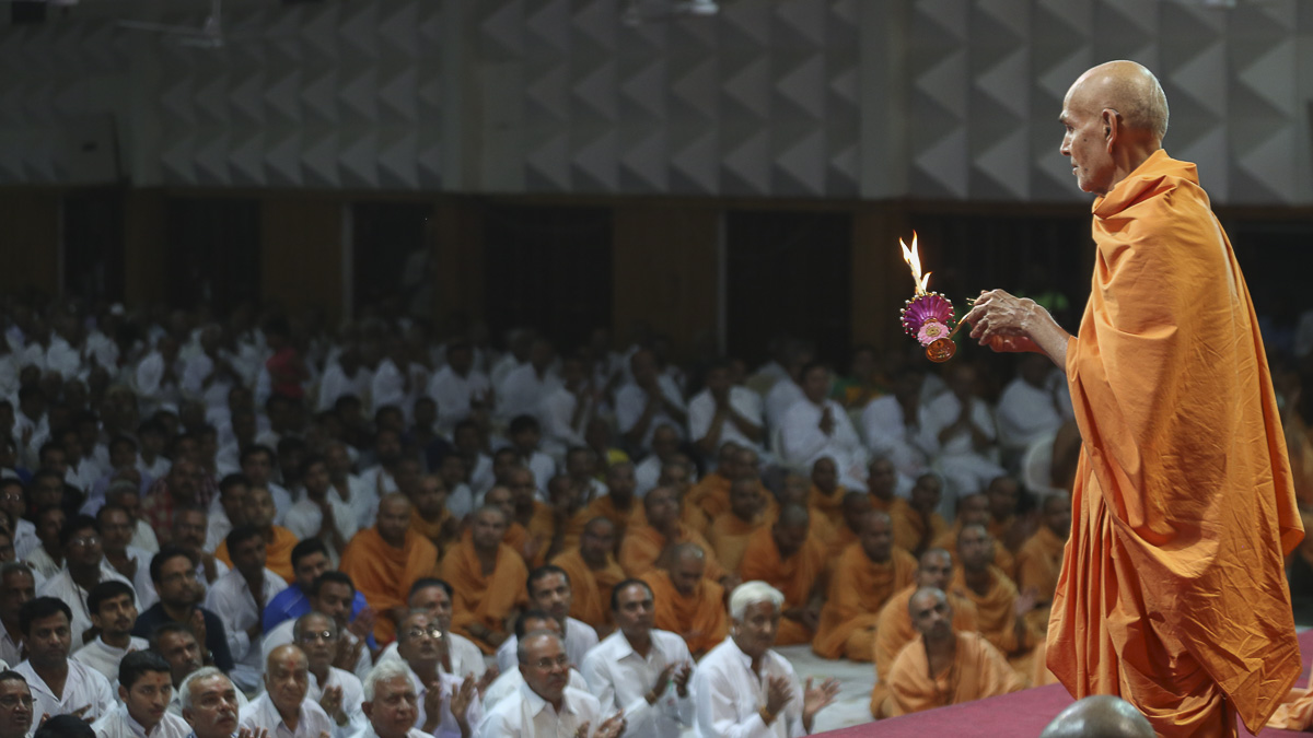 Param Pujya Mahant Swami performs arti, 16 Oct 2016