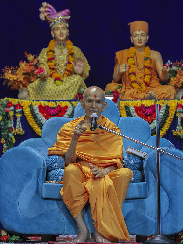 Param Pujya Mahant Swami blesses the satsang assembly, 16 Oct 2016