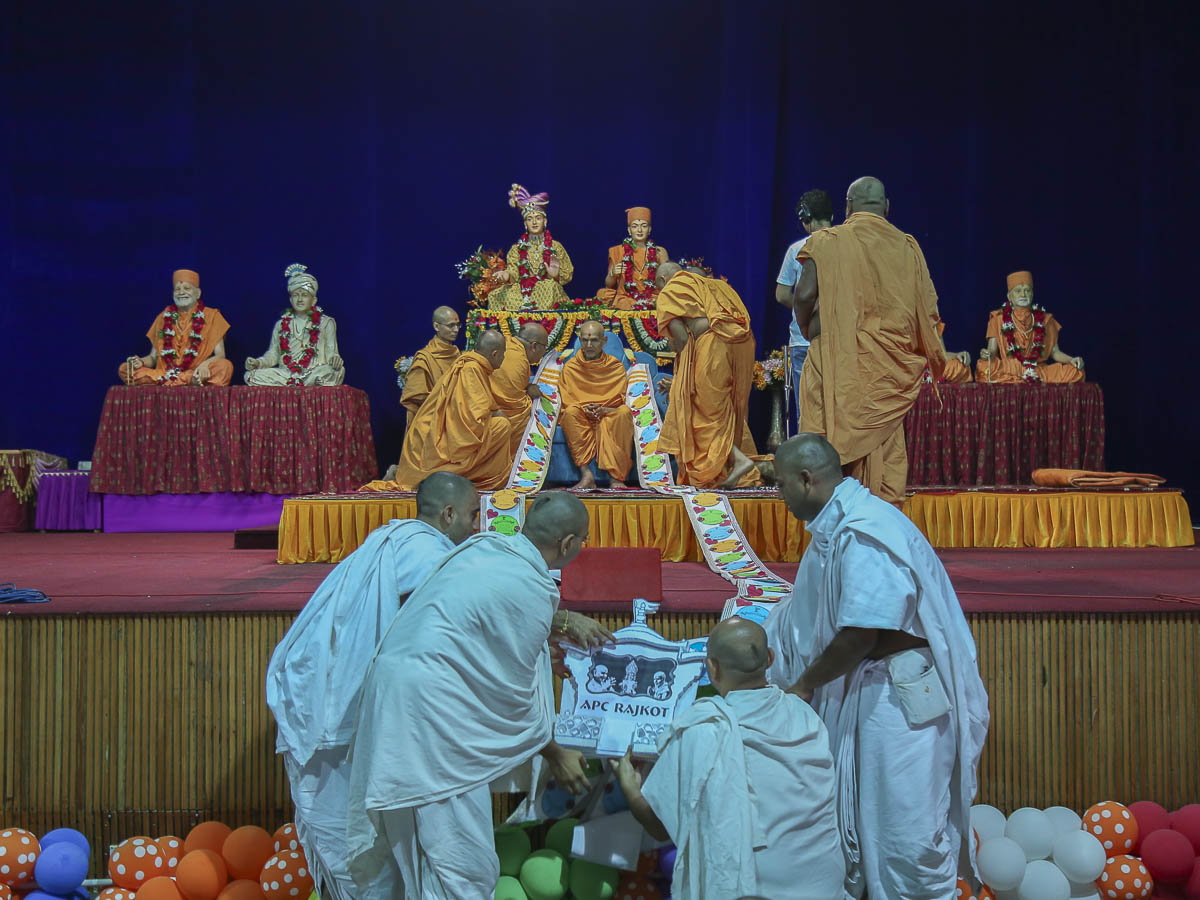 Sadhus and parshads honor Param Pujya Mahant Swami with a garland, 16 Oct 2016