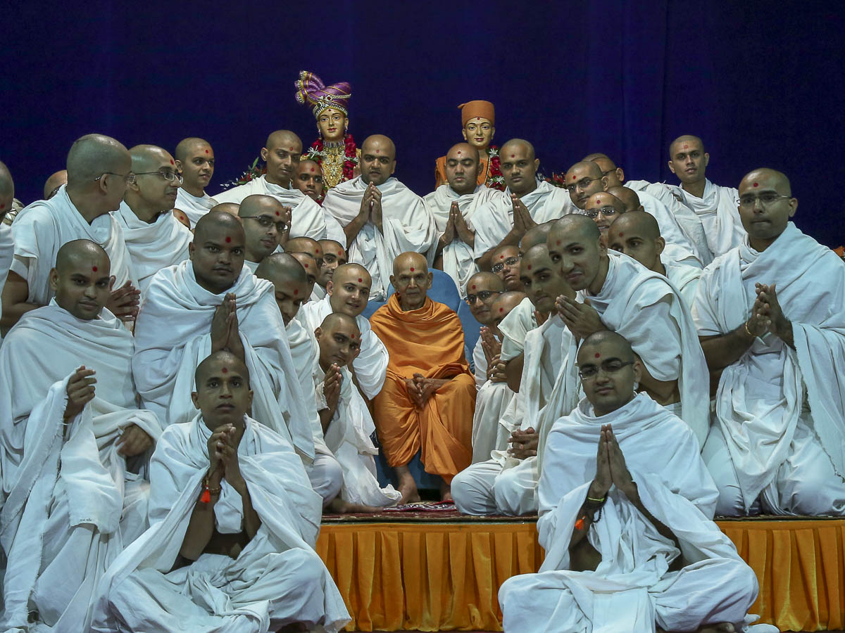 Parshads with Param Pujya Mahant Swami Maharaj, 16 Oct 2016