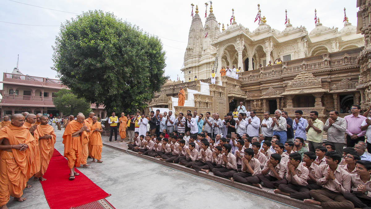 Students of Swaminarayan Vidyamandir doing darshan of Param Pujya Mahant Swami, 17 Oct 2016