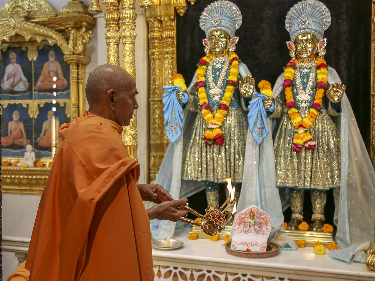 Param Pujya Mahant Swami performs arti, 17 Oct 2016
