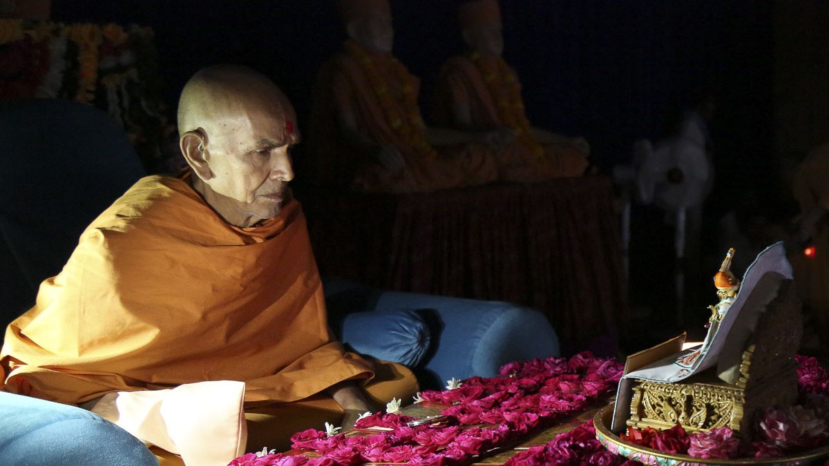 Param Pujya Mahant Swami performs his morning puja, 17 Oct 2016