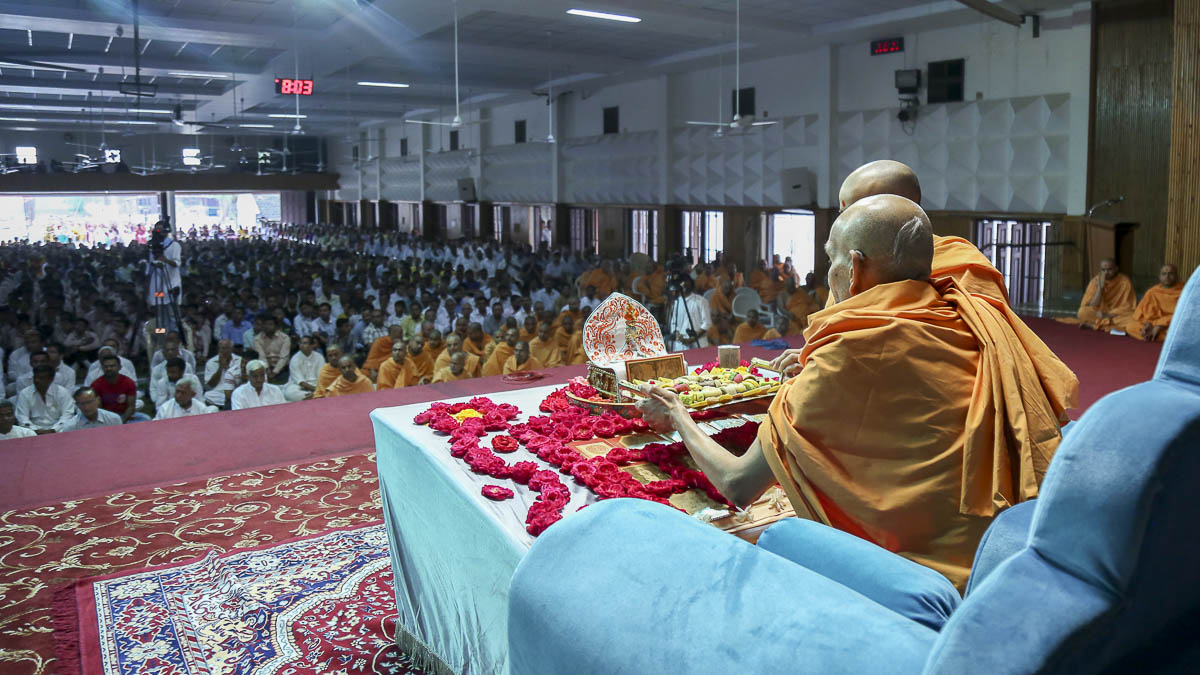 Param Pujya Mahant Swami performs his morning puja, 17 Oct 2016