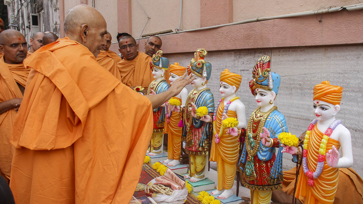 Param Pujya Mahant Swami sanctifies murtis, 17 Oct 2016