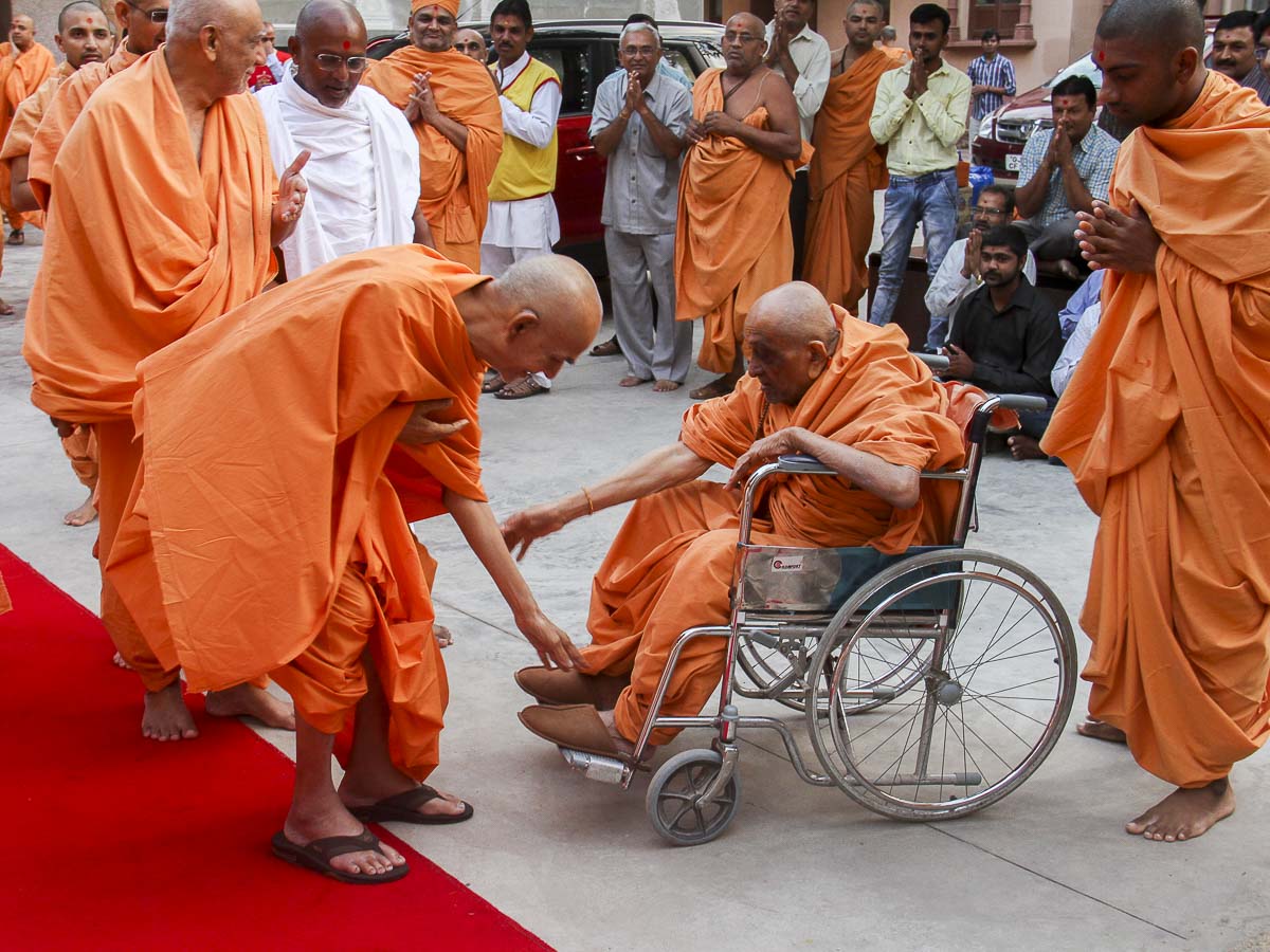Param Pujya Mahant Swami bows to Dharmaswarup Swami, 18 Oct 2016