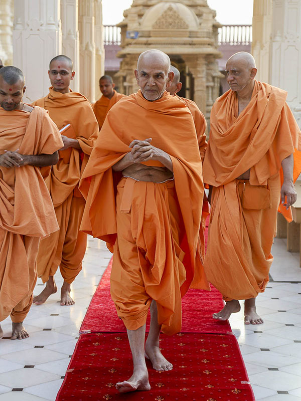 Param Pujya Mahant Swami in the mandir pradakshina, 18 Oct 2016