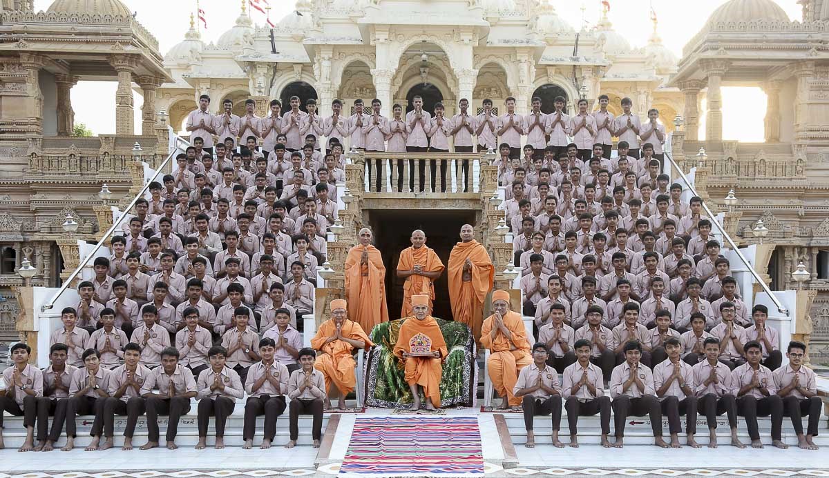 Students of Swaminarayan Vidyamandir with Param Pujya Mahant Swami, Pujya Tyagvallabh Swami and other sadhus, 18 Oct 2016