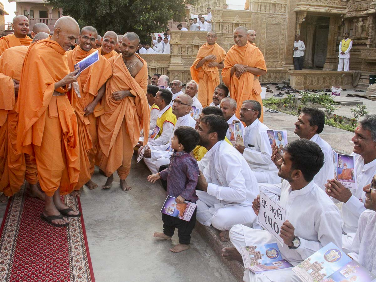 Param Pujya Mahant Swami blesses devotees, 18 Oct 2016